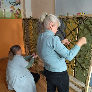  Воспитанники детского сада в Иванове попробовали себя в плетении маскировочных сетей